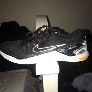 Low top Kobe’s basketball shoes